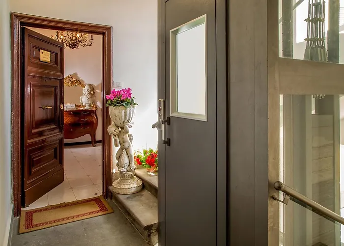 Roma Central Guest House 4*